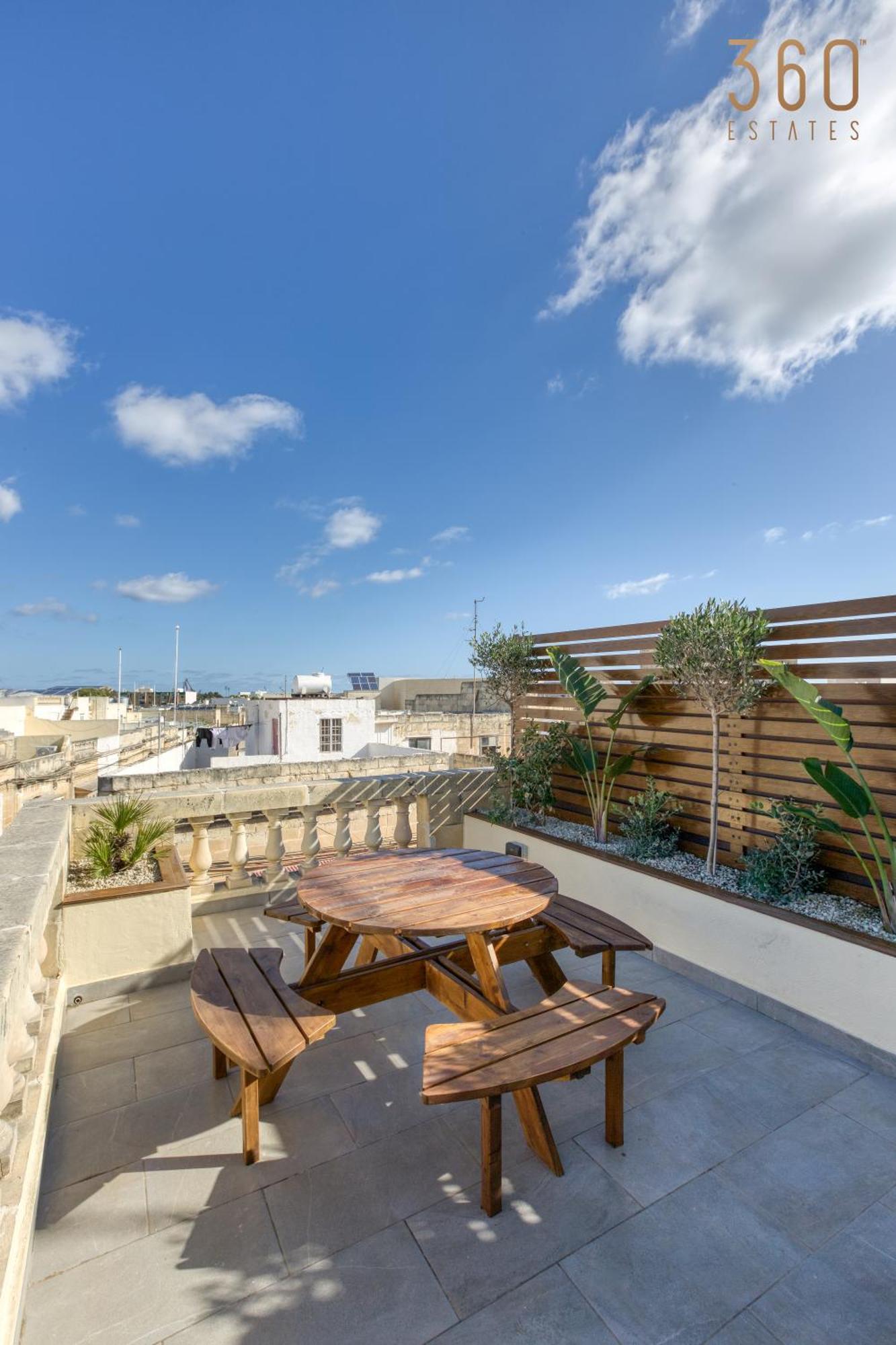 Stunning 3br Townhouse With Private Rooftop Access By 360 Estates * Paola
